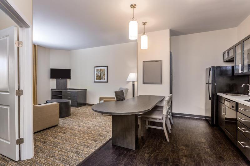One-Bedroom Suite image 3