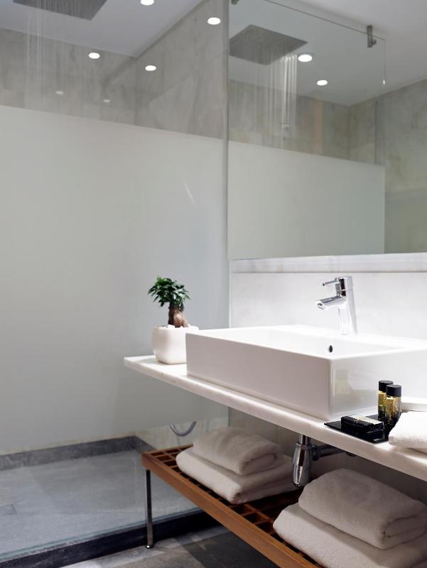 Premium Triple Room image 3