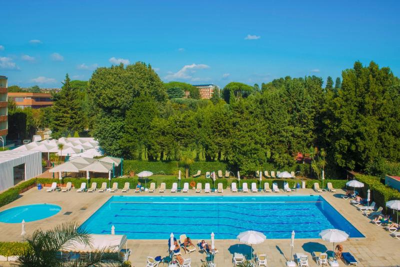 King Room with Pool View - Non-Smoking image 4