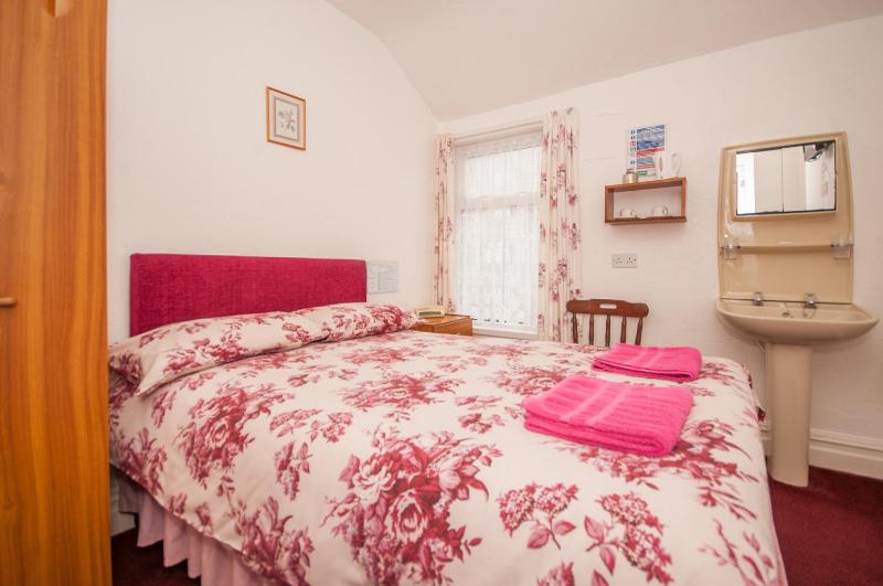 Double Room with Shared Bathroom image 2