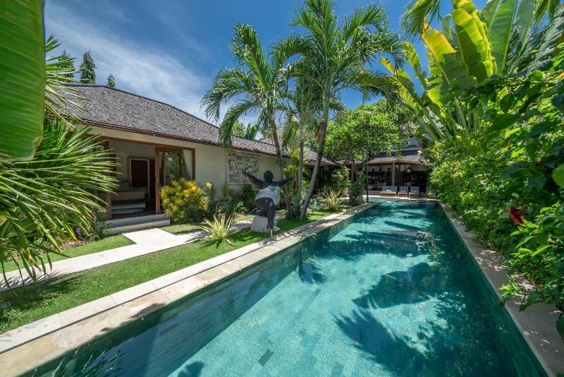 Villa Teman - Luxury 4BR Villa in Central Seminyak - HUGE POOL - image 26