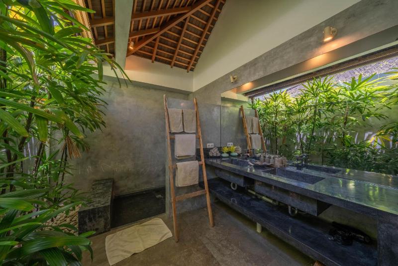 Villa Teman - Luxury 4BR Villa in Central Seminyak - HUGE POOL - image 22
