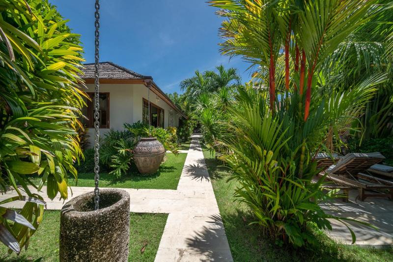 Villa Teman - Luxury 4BR Villa in Central Seminyak - HUGE POOL - image 20