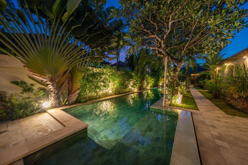 Villa Teman - Luxury 4BR Villa in Central Seminyak - HUGE POOL - image 17