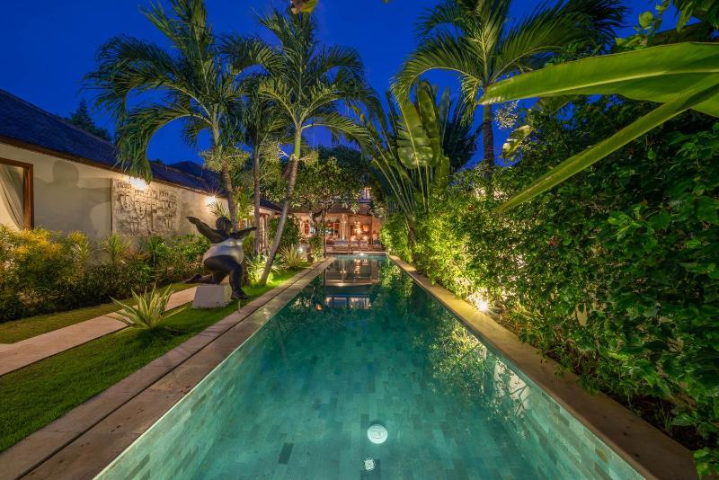 Villa Teman - Luxury 4BR Villa in Central Seminyak - HUGE POOL - image 1