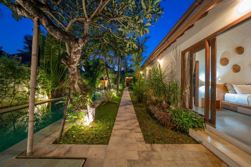 Villa Teman - Luxury 4BR Villa in Central Seminyak - HUGE POOL - image 38