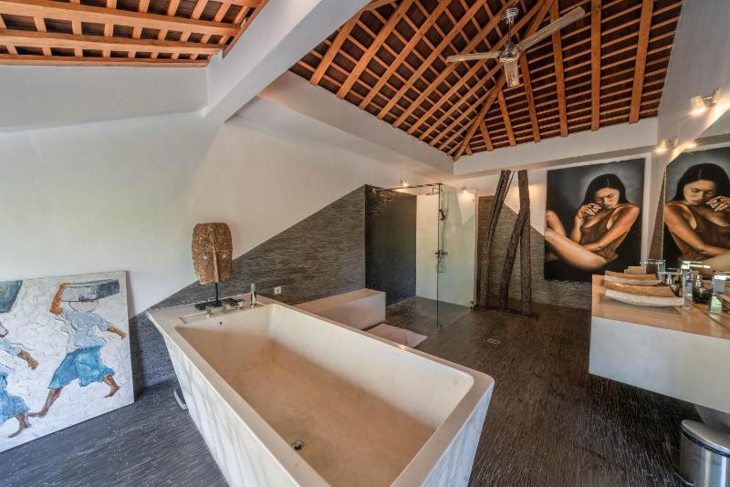 Villa Teman - Luxury 4BR Villa in Central Seminyak - HUGE POOL - image 32