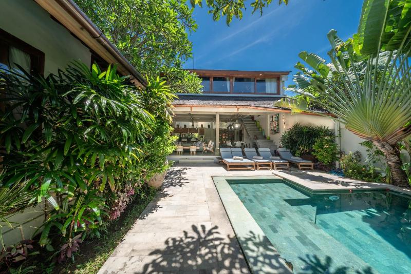 Villa Teman - Luxury 4BR Villa in Central Seminyak - HUGE POOL - image 48