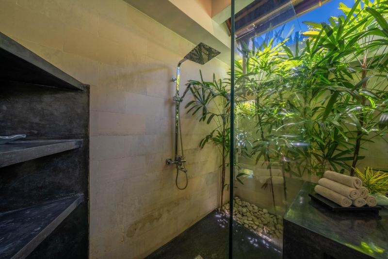 Villa Teman - Luxury 4BR Villa in Central Seminyak - HUGE POOL - image 31