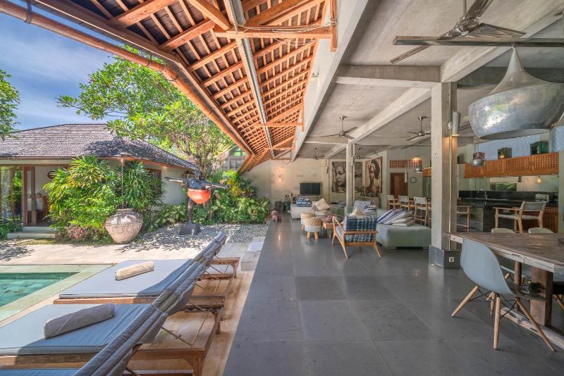 Villa Teman - Luxury 4BR Villa in Central Seminyak - HUGE POOL - image 36