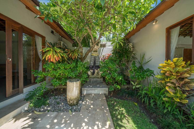 Villa Teman - Luxury 4BR Villa in Central Seminyak - HUGE POOL - image 16