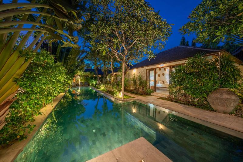 Villa Teman - Luxury 4BR Villa in Central Seminyak - HUGE POOL - image 8