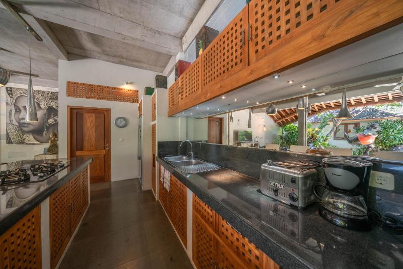 Villa Teman - Luxury 4BR Villa in Central Seminyak - HUGE POOL - image 10
