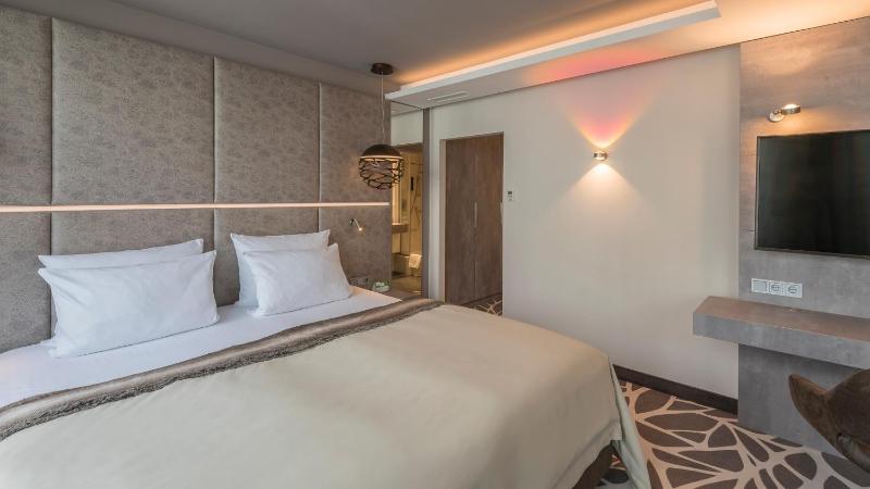 Premium King Room image 3