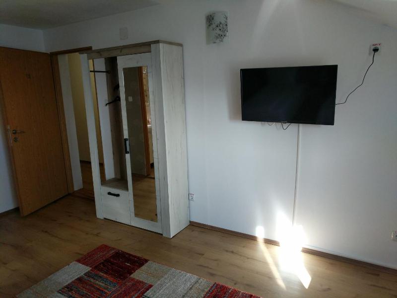 Twin Room with Bathroom image 3