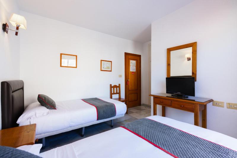 Economy Double Room image 3