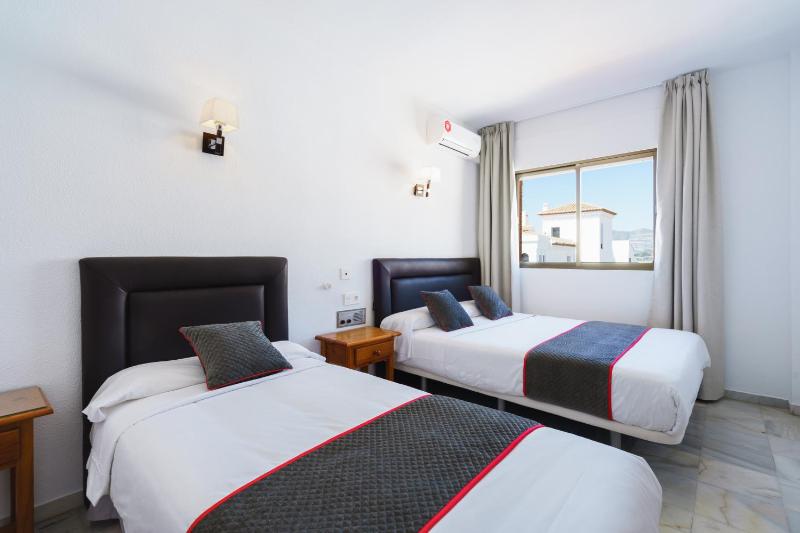 Superior Triple Room image 4