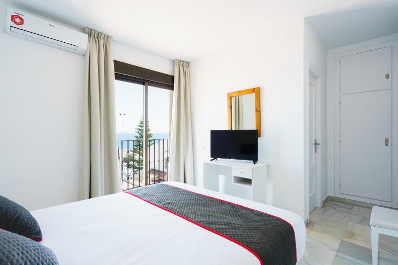 Double Room with Sea View image 3