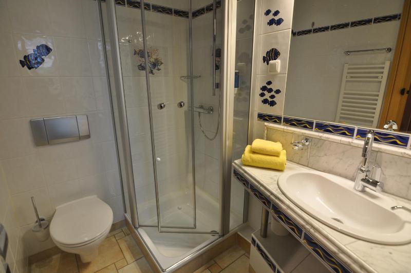 Single Room with Bathroom image 2