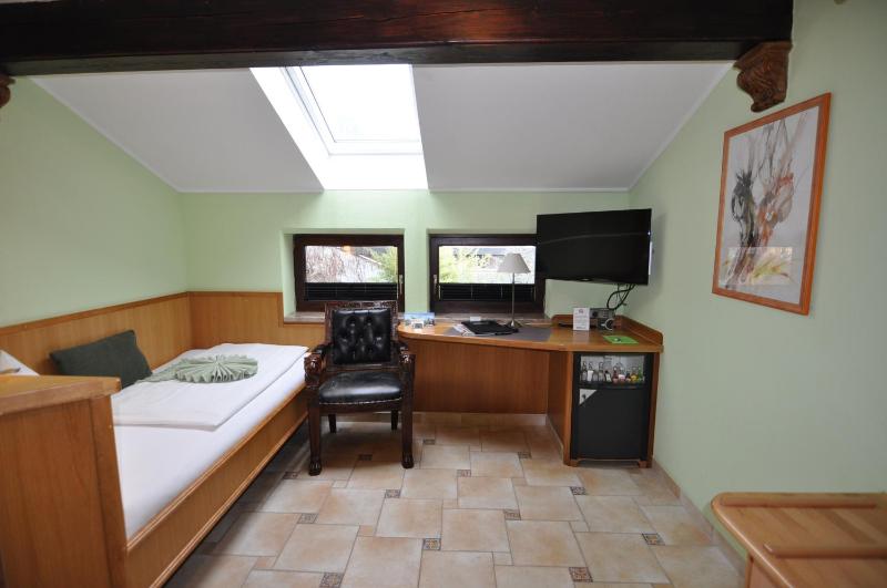 Single Room with Bathroom image 3