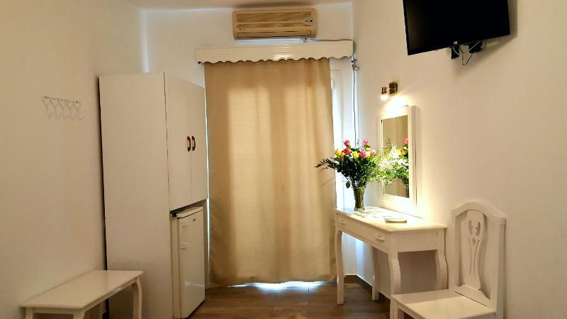 Triple Room with Balcony image 2