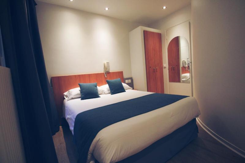 Standard Double Room image 4