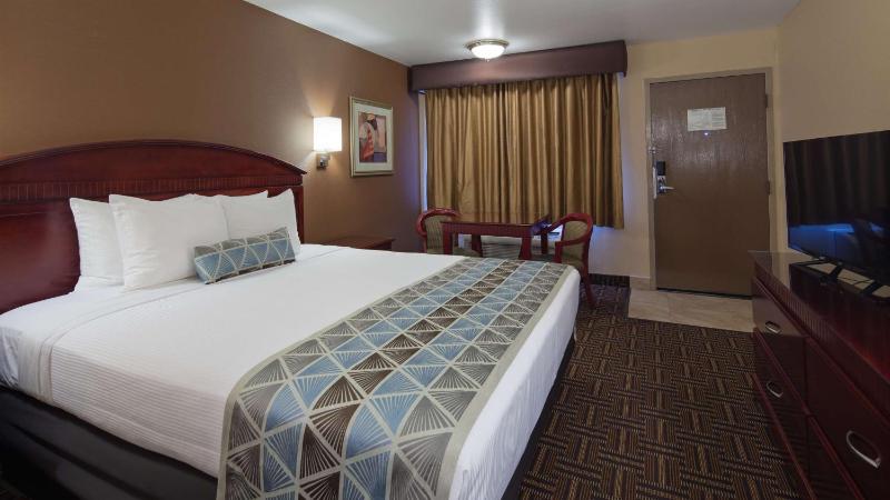 King Room - Non-Smoking image 4