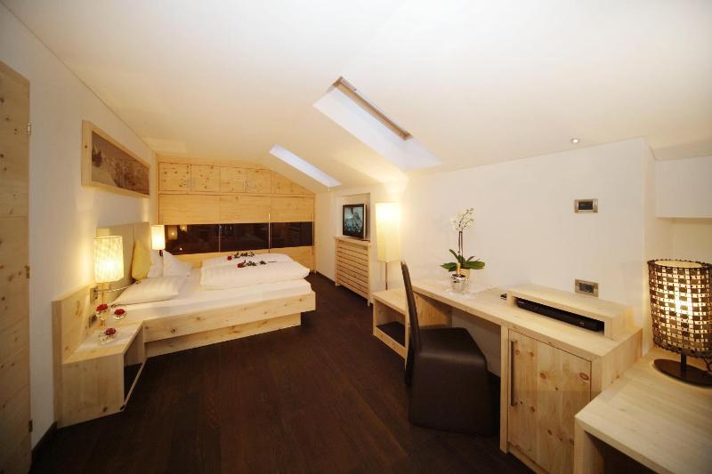 Junior Suite with Balcony image 3