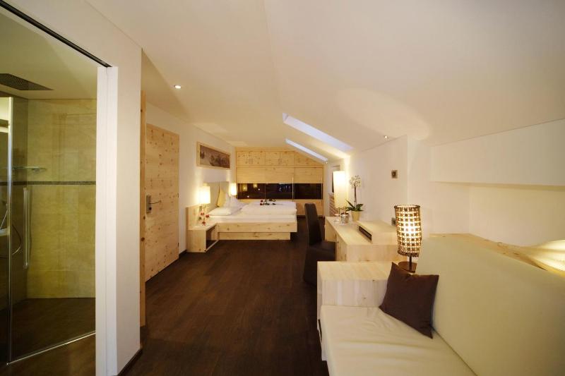 Junior Suite with Balcony image 1