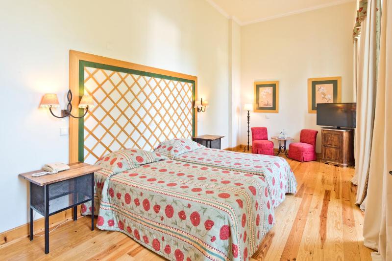 Standard Twin Room image 4