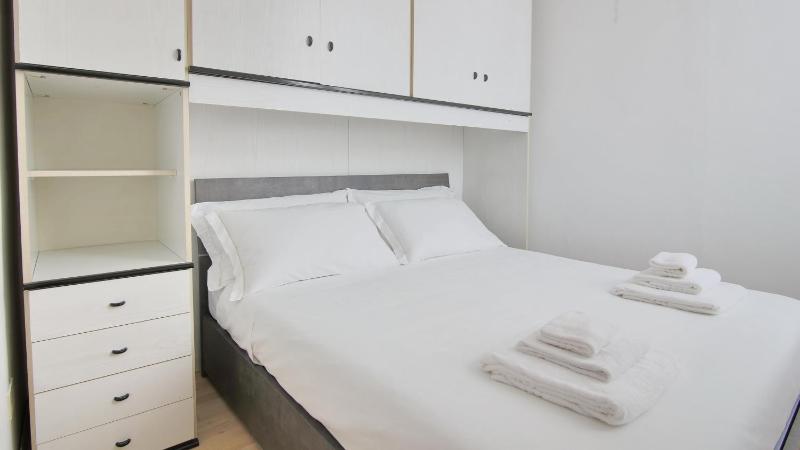 One-Bedroom Apartment image 4