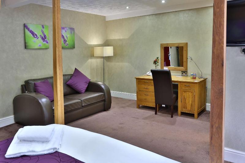 Premium Room with Four Poster Bed image 3