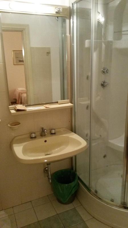 Double or Twin Room image 3
