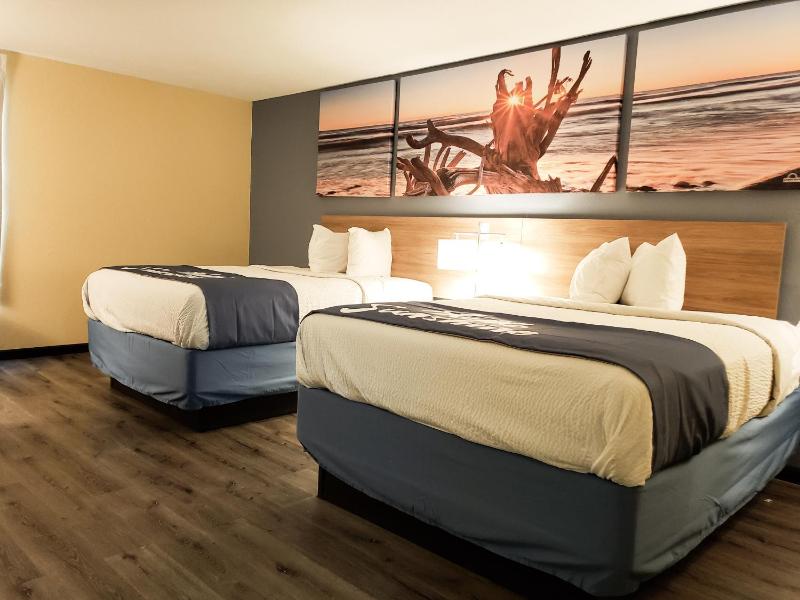 Queen Room with Two Queen Beds - Non-Smoking image 4