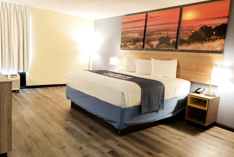 King Room - Non-Smoking image 2