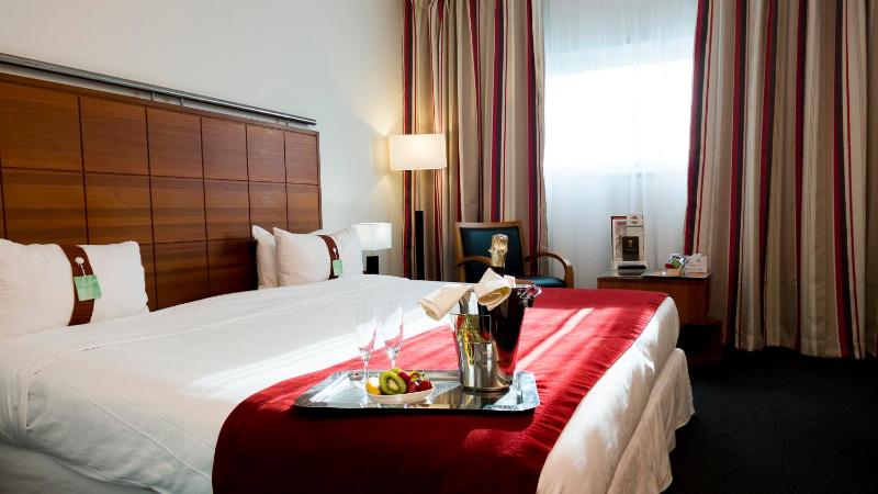 Standard King Room image 4