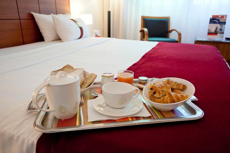 Standard King Room image 2