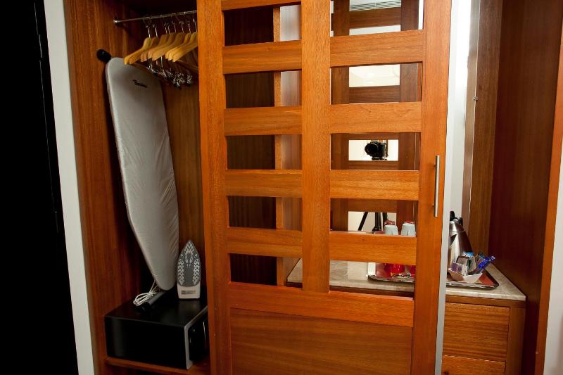 Standard King Room with Minibar image 3