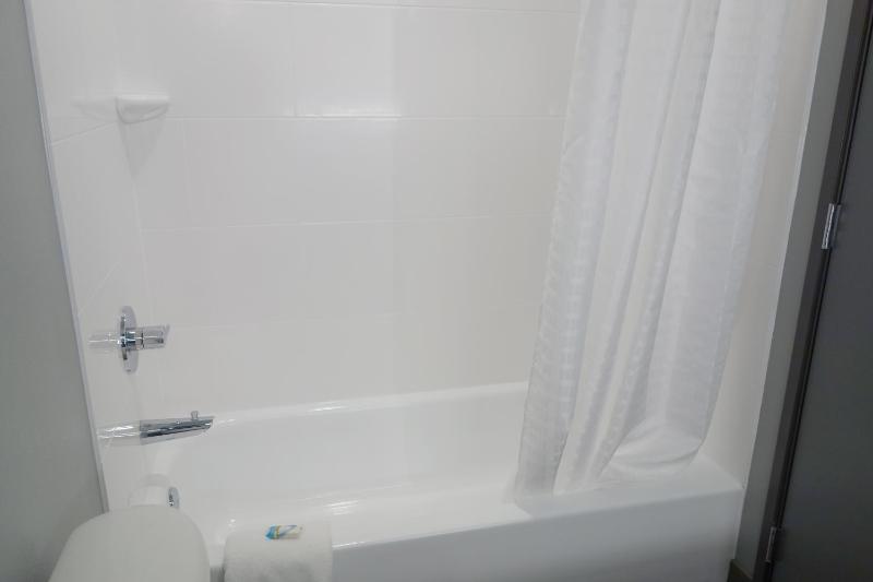 Deluxe Queen Room with Two Queen Beds - Mobility Access/Non-Smoking image 2