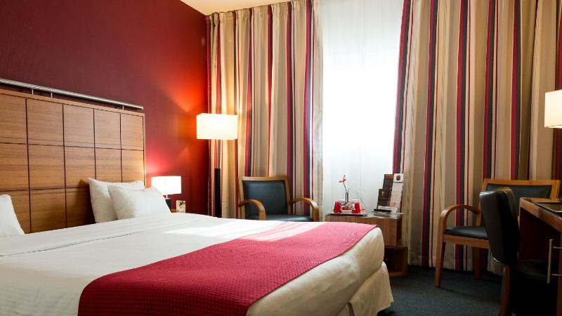 Standard King Room image 3