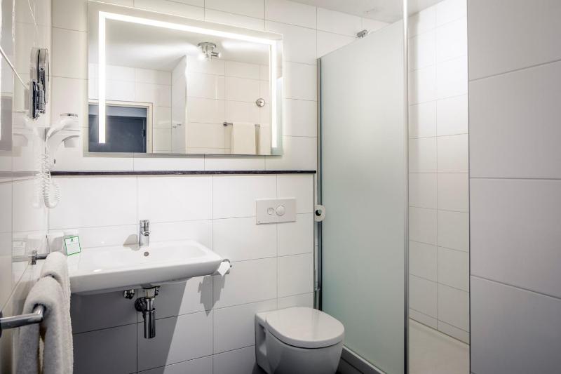 Standard Room with Two Single Beds image 4