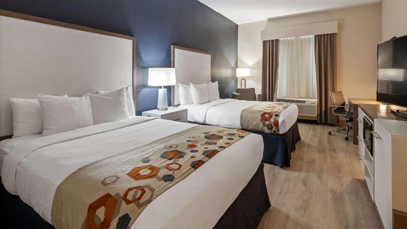 Queen Room with Two Queen Beds - Non-Smoking image 2