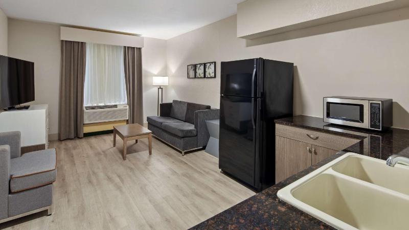 King Kitchenette Suite with Sofa Bed - Non-Smoking image 3