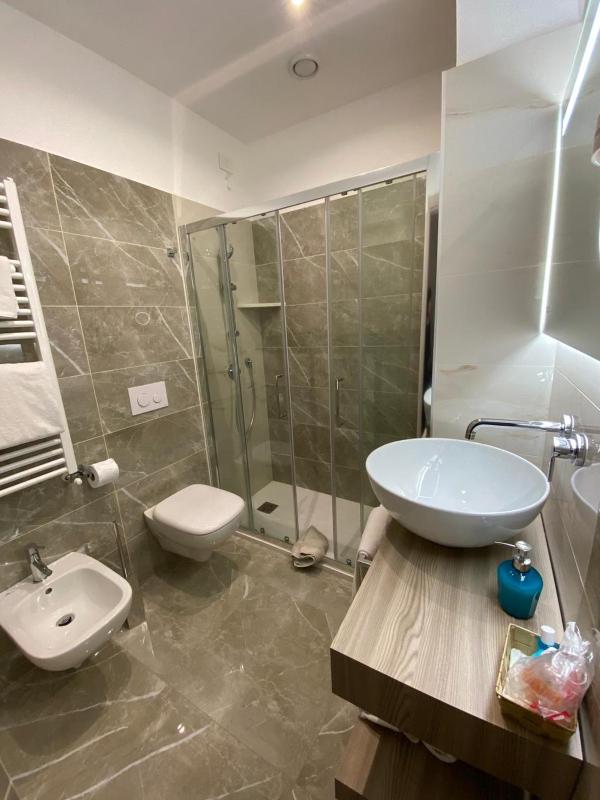 Standard Double Room image 3