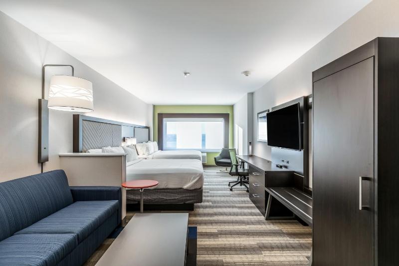 Queen Suite with Two Queen Beds and Sofa Bed image 3