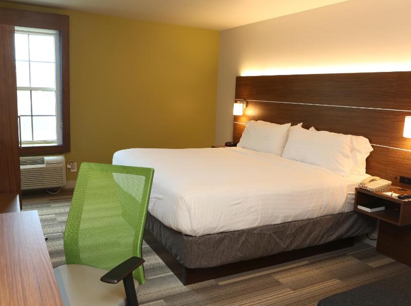 Standard King Room image 2