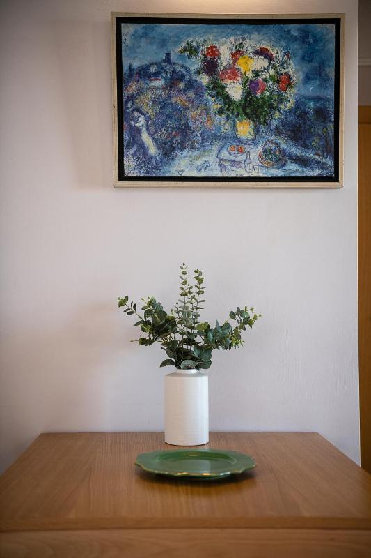 Superior One Bedroom Apartment image 2