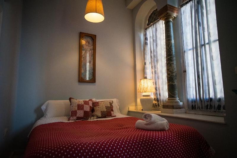 Deluxe Queen Room image 4