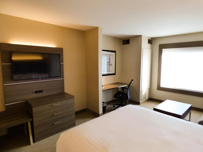 Deluxe Double Room with Two Queen Beds - Hearing Accessible with Bath Tub image 2