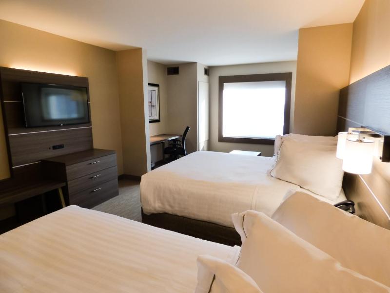 Deluxe Double Room with Two Queen Beds image 4